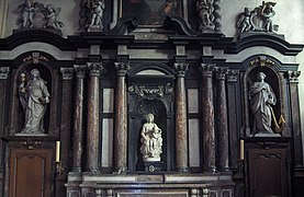 Retablo de traza barroca de la capilla de la Madonna de Brujas (que exhibe en su centro una talla de Miguel Ángel de comienzos del siglo XVI) en la iglesia de Nuestra Señora de Brujas.[163]​
