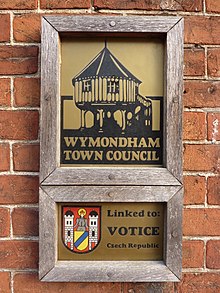 A plaque on Wymondham Town Hall (Norfolk, UK) commemorating links with Votice in the Czech Republic.