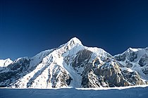 El pico Gorkiy visto a través del glaciar Inylchek Sur