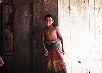 Αγόρι στο Μπαγκλαντές αγόρι με παραδοσιακό λούνγκι.