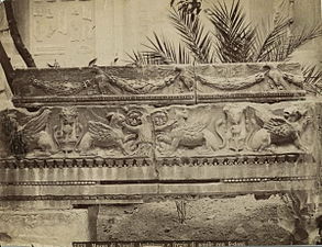Friso oriundo do Palácio Flávio, hoje no Museu Arqueológico de Nápoles.