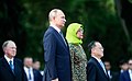 حليمة يعقوب رئيسة سنغافورة ترتدي الحجاب مع الرئيس الروسي فلاديمير بوتين.