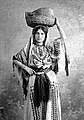 Îmbrăcăminte tradițională feminină în Ramallah, cca. 1920.