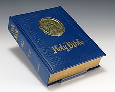 พระคัมภีร์ ฉบับพระเจ้าเจมส์ เย็บเล่มด้วยผ้าหนังเทียมสีน้ำเงิน