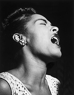 Billie Holiday esiintymässä Downbeat-jazzklubilla New Yorkissa vuonna 1947.