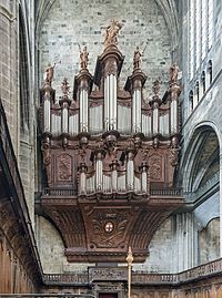 Cathédrale de Narbonne, orgues en nid d'hirondelle (67 jeux).