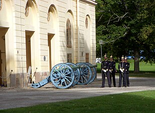 Högvakten utanför Drottningholms slottsstall.