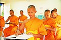 Mga Budistang mongheng nag-aaral ng wikang Pali.