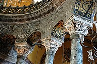 Les arcades du niveau supérieur, du côté regardant vers le vaisseau central, ont conservé leur riche décor de marqueteries de marbre (opus sectile) et leurs mosaïques à rinceaux de vigne en dessous.