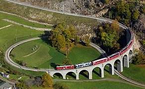 Train Saint-Moritz-Tirano empruntant le viaduc en spirale de Brusio en Suisse. Image retenue pour le 2e tour.