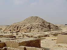 Bir piramidin höyük kalıntıları ve bir tapınağın korunmuş kalıntıları