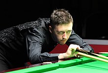 Kyren Wilson playing a shot using the rest