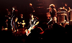 Ramones dum koncerto en Oslo en 1980. Maldekstre dekstren: Johnny, Dee Dee, kaj Joey.