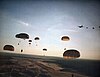 미군 레인저 부대가 그레나다에 낙하산으로 투입되고 있는 모습