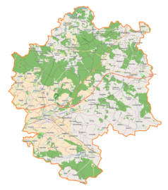 Mapa konturowa powiatu oleśnickiego, po prawej nieco u góry znajduje się punkt z opisem „Kościół Apostołów Jana i Piotra w Sycowie”