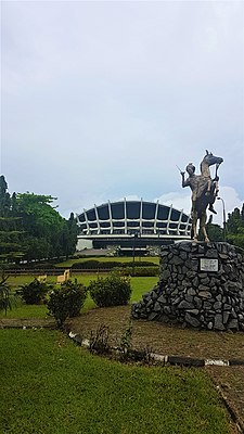 Памятник Амине у Национального театра в Лагосе