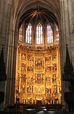 Retablo mayor de la catedral de Oviedo. Remate superior horizontal de influencia renacentista.