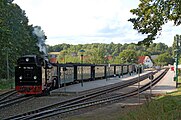 Personenzug mit Dampflokomotive im Bahnhof Binz LB