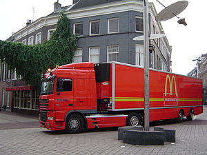 Een vrachtwagen van McDonald's met koelende oplegger