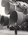 El ingeniero aeroespacial Wernher von Braun (23 de marzo de 1912 - 16 de junio de 1977) junto a cinco motores F-1. Por la NASA.