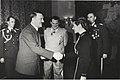 Гітлер нагороджує Ганну Райч Залізним хрестом 2-го класу (березень 1941). Белов — крайній ліворуч.