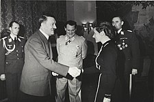 Hanna Reitsch en 1941, condecorata personalment por Adolf Hitler con a Cruz de Fierro en presencia de Hermann Göring.