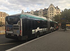 Iveco Bus Urbanway 18 Hybride n°5557 of the Line 62 at its terminus Porte de Saint-Cloud, Paris