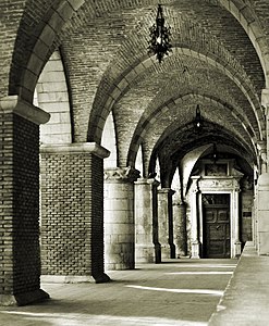 Къач этилген сводну ортаёмюрлю архитектурада юлгюсю. Санта-Мария-Маджоре клиса, Гуардьягреле (Италия)