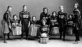 Basketballlaget ved jentecolleget Smith College i Northampton i Massachusetts først på 1900-tallet iført sportsdrakt med bloomer-bukser.