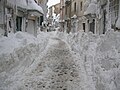 Via Roma, nel centro storico del paese, durante la nevicata del gennaio 2005