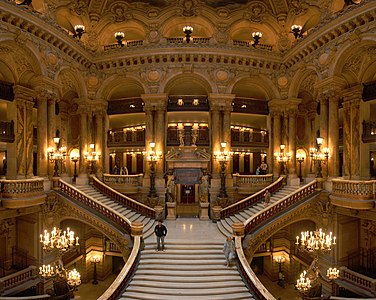 Charles Garnier'nin ilk mimari eseri Palais Garnier'nin içinde yer alan büyük merdiven Le Grand Escalier (9e arrondissement de Paris). (Üreten: User:Benh)