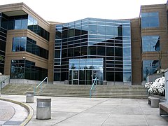 Vstup do budovy č. 17, jedné z největších budov areálu Microsoftu v Redmondu