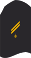 Dienstgradabzeichen eines Obergefreiten (60-er Verwendungsreihe) auf dem Oberärmel des dunkelblauen Hemdes für Marineuniformträger