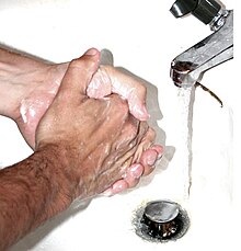 רחיצת ידיים חוזרת, הנובעת מחרדות שונות הקשורות לבריאות או ניקיון, היא אחד מהתסמינים האפשריים של ההפרעה.