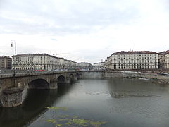 La piazza Vittorio Veneto y el puente de Gran Madre.