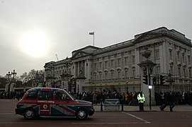Taxi à Londres avec Union Jack devant Buckingham Palace