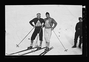 Olympiasieger Johan Grøttumsbraaten (rechts) und Silbermedaillengewinner Ole Stenen 1931 am Holmenkollen in Oslo