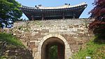Taş duvarlardaki Kore tarzı kale kapısı