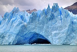 Cueva glaciar en el Parque Nacional Los Glaciares