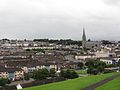 Le Bogside, quartier catholique, et la cathédrale Saint-Eugène (rive ouest de la Foyle).