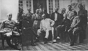 en réunion à Athènes en juillet 1917 avec les généraux Régnault, Braquet, l'amiral Gueydon et le ministre Charles Jonnart.