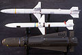 Iš viršaus žemyn: dvi priešradarinės raketos AGM-88 HARM ir AGM-45 Shrike bei raketa AGM-65 Maverick F su IR nusitaikymo sistema.