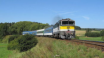 Lokomotiva 754 v čele spoje na železniční trati Jaroměř-Trutnov mezi Velkými a Malými Svatoňovicemi