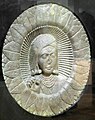 Médaillon de la vedika (balustrade) de Bharhut. Grès sombre. Sec. moitié du IIe ou déb. du Ier s. av. n. è. Bhopal Archaeological Museum.