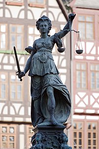Senhora Justiça na Gerechtigkeitsbrunnen em Frankfurt