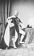 騎士団の正装をしたプロイセン皇太子フリードリヒ（1863年撮影、後ドイツ皇帝・プロイセン王）