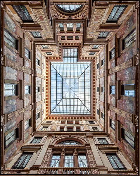 圖為翁貝托風格建築的一例：位於意大利羅馬的夏拉美術館。