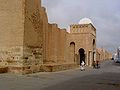 Vue du mur oriental (depuis l'extrémité sud) et du porche de Bab Lalla Rihana. Celui-ci est coiffé d'une coupole blanche.