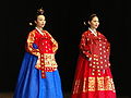 Γυναίκες φορούν κορεατικές παραδοσιακές ενδυμασίες
