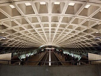 Kasetirani strop tipičan za stanice Washington Metroa (Washington, DC)